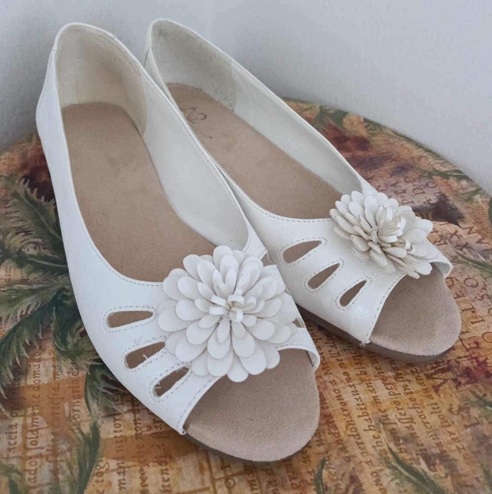 A2 by Aerosoles Elegant White Floral Women's Flats, 10M Big Hearted